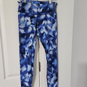 Lululemon size 6 low rise leggings.